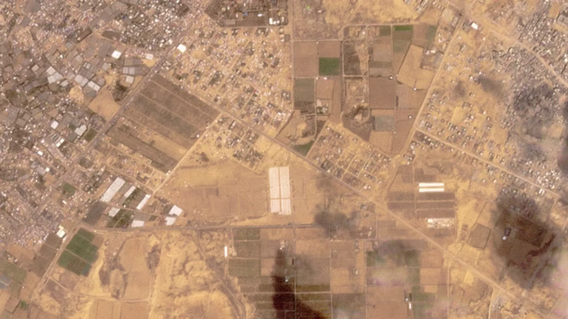 Imagen satelital que muestra la instalación de tiendas de campaña cerca de Jan Yunis, en la Franja de Gaza