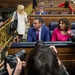 (I-D) El presidente del Gobierno, Pedro Sánchez; la vicepresidenta primera y ministra de Hacienda, María Jesús Montero, y la vicepresidenta tercera y ministra para la Transición Ecológica y el Reto Demográfico, Teresa Ribera, durante una sesión de control al Gobierno, en el Congreso de los Diputados, a 24 de abril de 2024, en Madrid.