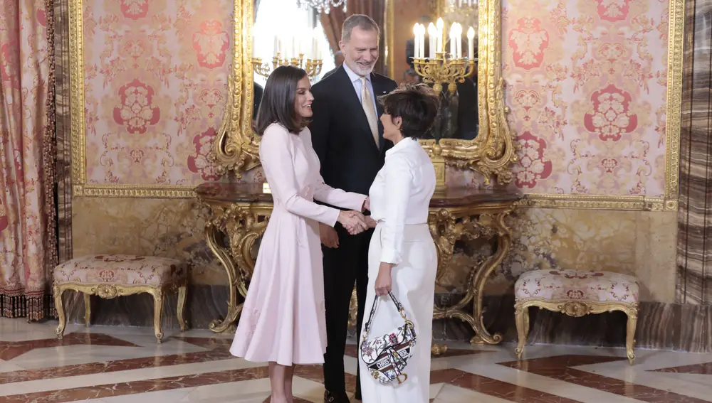 Los looks de la Reina Letizia y Sonsoles Ónega.
