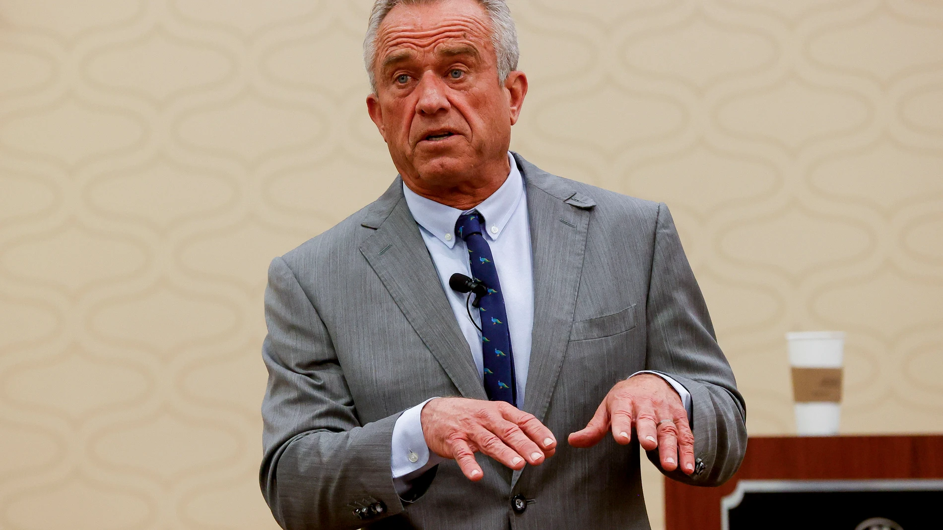 Dallas (United States), 24/04/2024.- Independent presidential candidate Robert F. Kennedy Jr. answers questions related to his election campaign during a press conference prior to speaking about environmental challenges during the EarthX conference in Dallas, Texas, USA, 24 April 2024. EarthX is an international nonprofit environmental organization that raises awareness about environmental challenges and solutions across the country. EFE/EPA/ADAM DAVIS