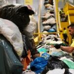 Uno de los trabajadores del proyecto Moda Re- de Cáritas Española