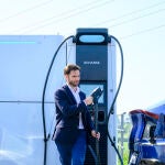 Un conductor recarga su coche eléctrico