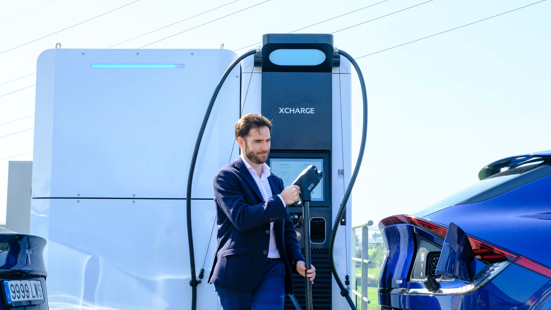 Un conductor recarga su coche eléctrico