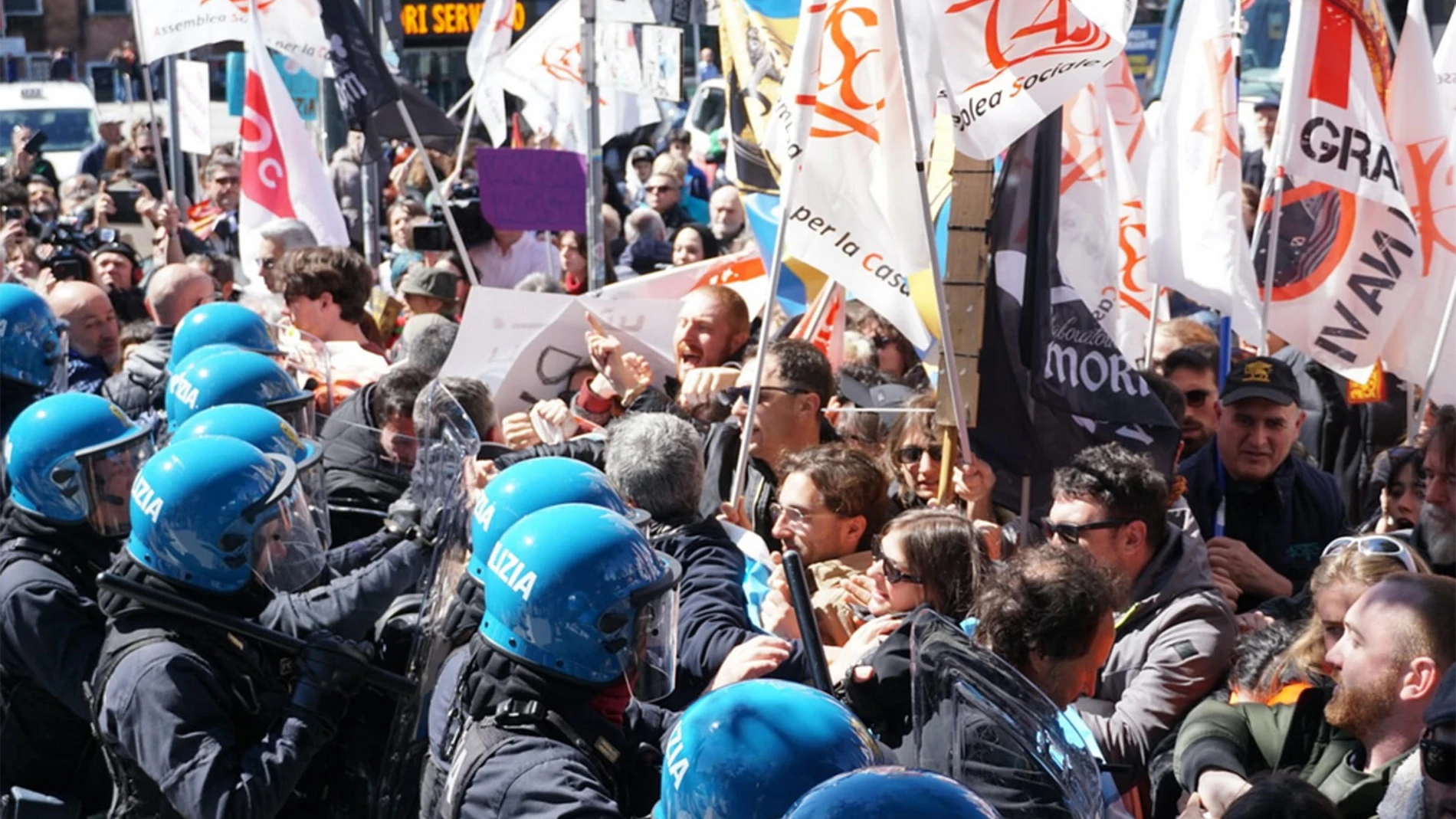 Venezia (Italy), 25/04/2024.- Members of social centers confront police officers during a demonstration in Piazzale Roma against the introduction of an entrance fee to the city for day-trippers, in Venice, northeastern Italy, 25 April 2024. Venice's city council launched a pilot program on 25 April, which will run until mid-July 2024, charging day-trippers five euros to enter the city in an attempt to preserve the Unesco World Heritage site from the impact of overtourism. (Protestas, Italia, ...