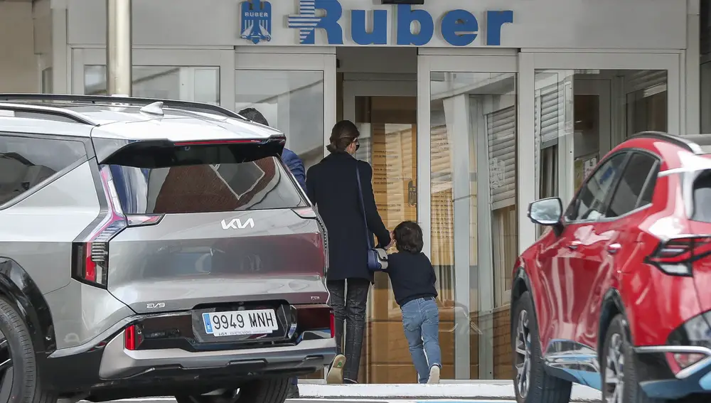 Isabel Preysler entrando al hospital.