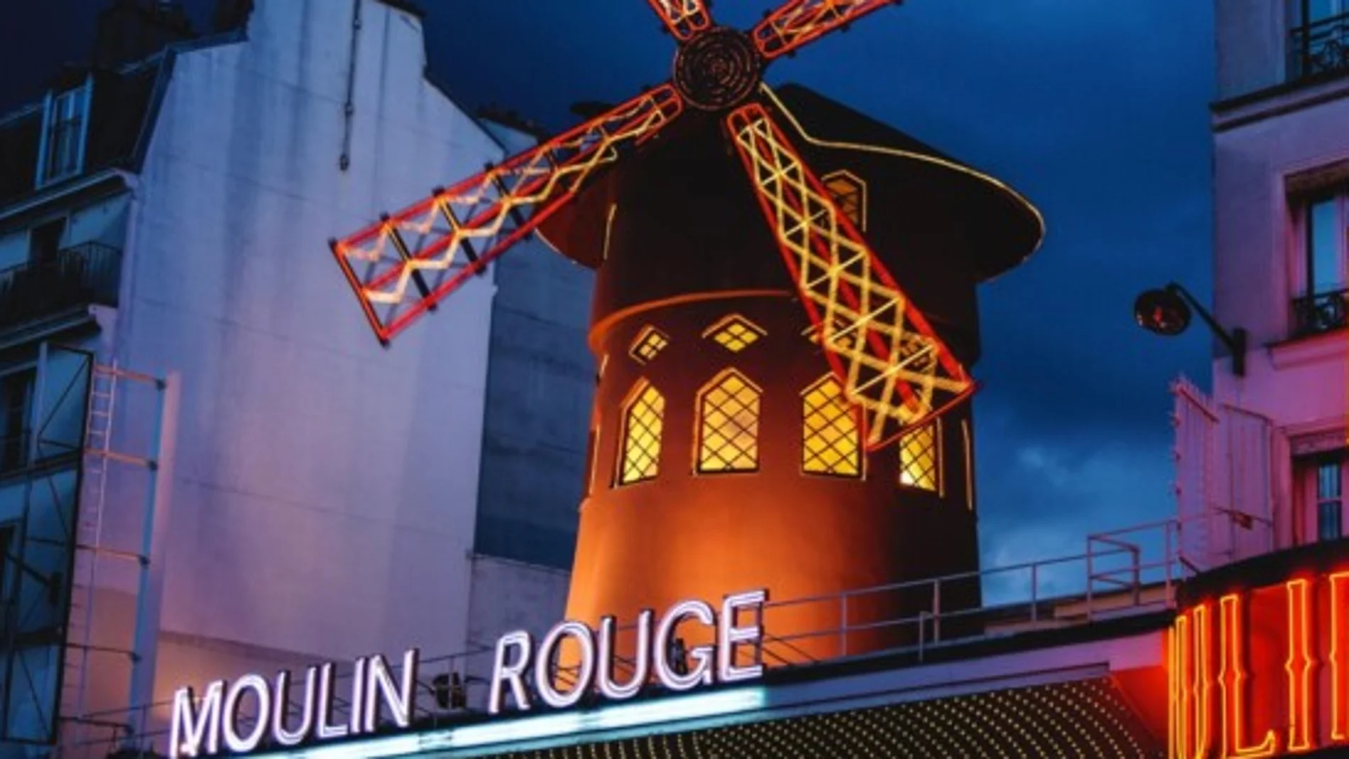 La fachada del mítico cabaret parisino Moulin Rouge