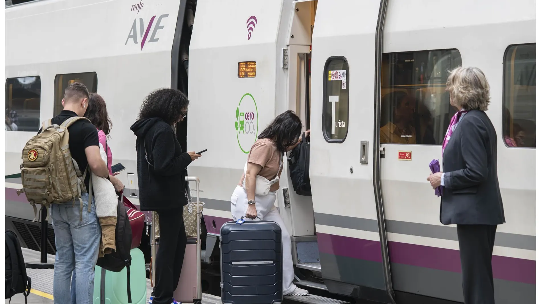 Economía.- Renfe vende 45.000 billetes para viajar a Galicia y Asturias en los AVE que operarán a partir del 21 de mayo