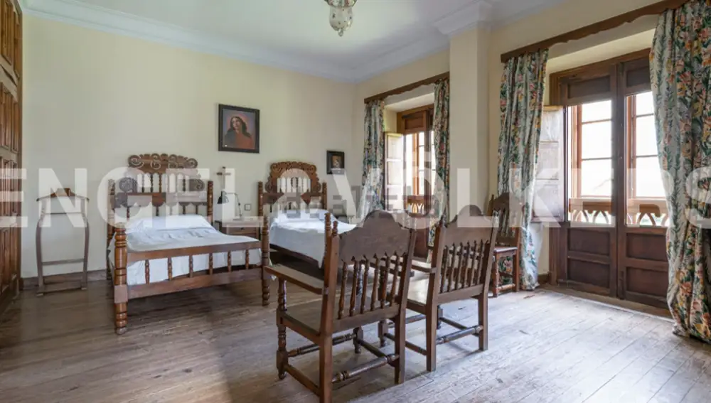 Una de las habitaciones de La Piniella