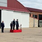 Nicanor Sen preside el acto castrense en Villanubla junto l coronel jefe de la Base Aérea y jefe del ALA 27, José María Santé