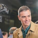 AMP.- Alrededor de 350 personas se concentran por segundo día consecutivo en Ferraz para apoyar a Pedro Sánchez