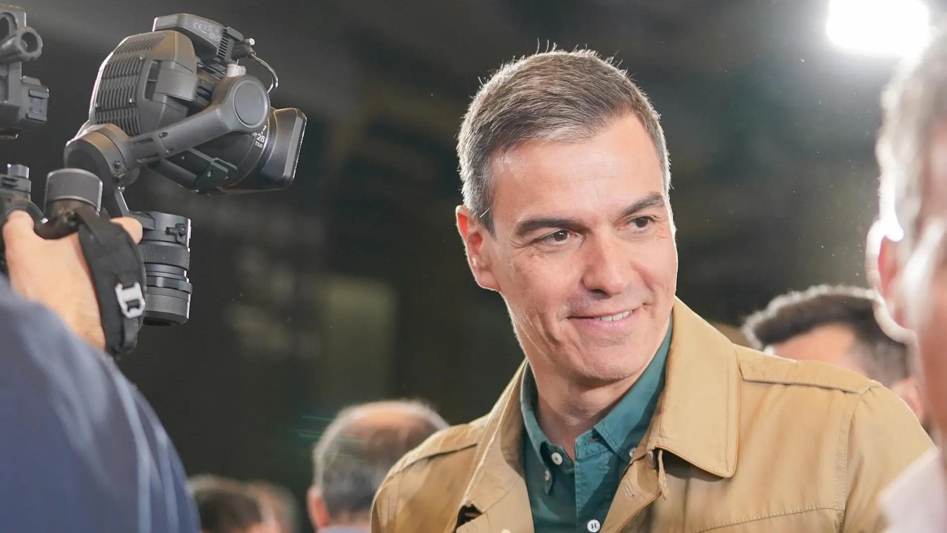 AMP.- Alrededor de 350 personas se concentran por segundo día consecutivo en Ferraz para apoyar a Pedro Sánchez