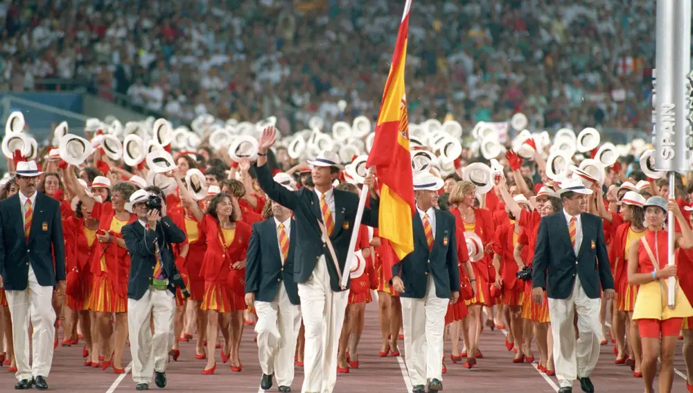 Fotografía de archivo (25/07/1992), del Rey Felipe, entonces Príncipe de Asturias, abanderado del equipo olímpico español en los Juegos de Barcelona, durante la ceremonia inaugural.