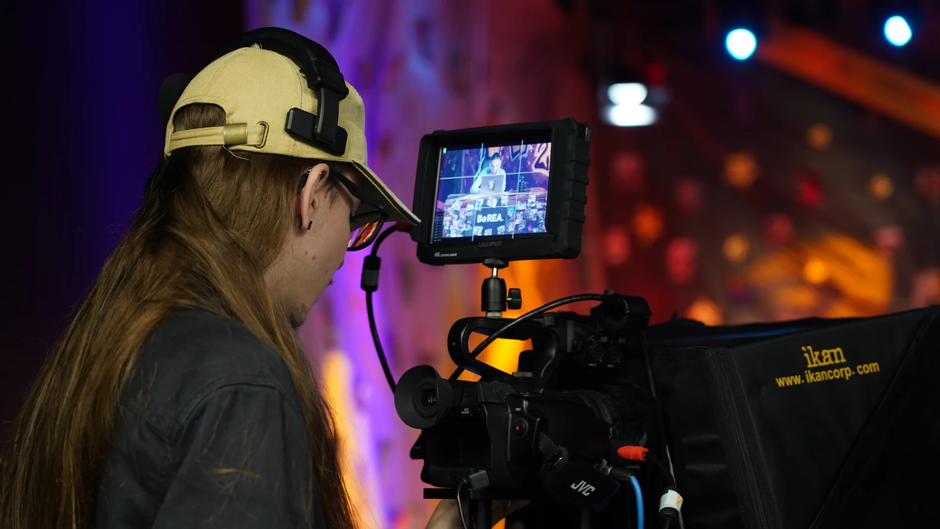 Alumno de 2º Curso del CFGS de Realización de Proyectos Audiovisuales y Espectáculos grabando un programa en directo llamado BeRea