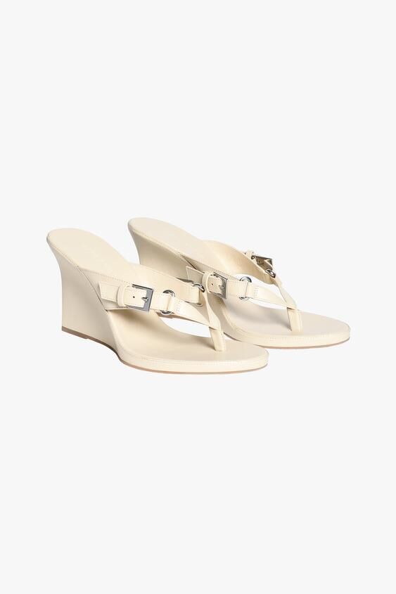 Sandalias con tacón en forma de cuña.