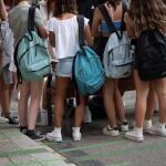 Un grupo de adolescentes con sus teléfonos móviles 