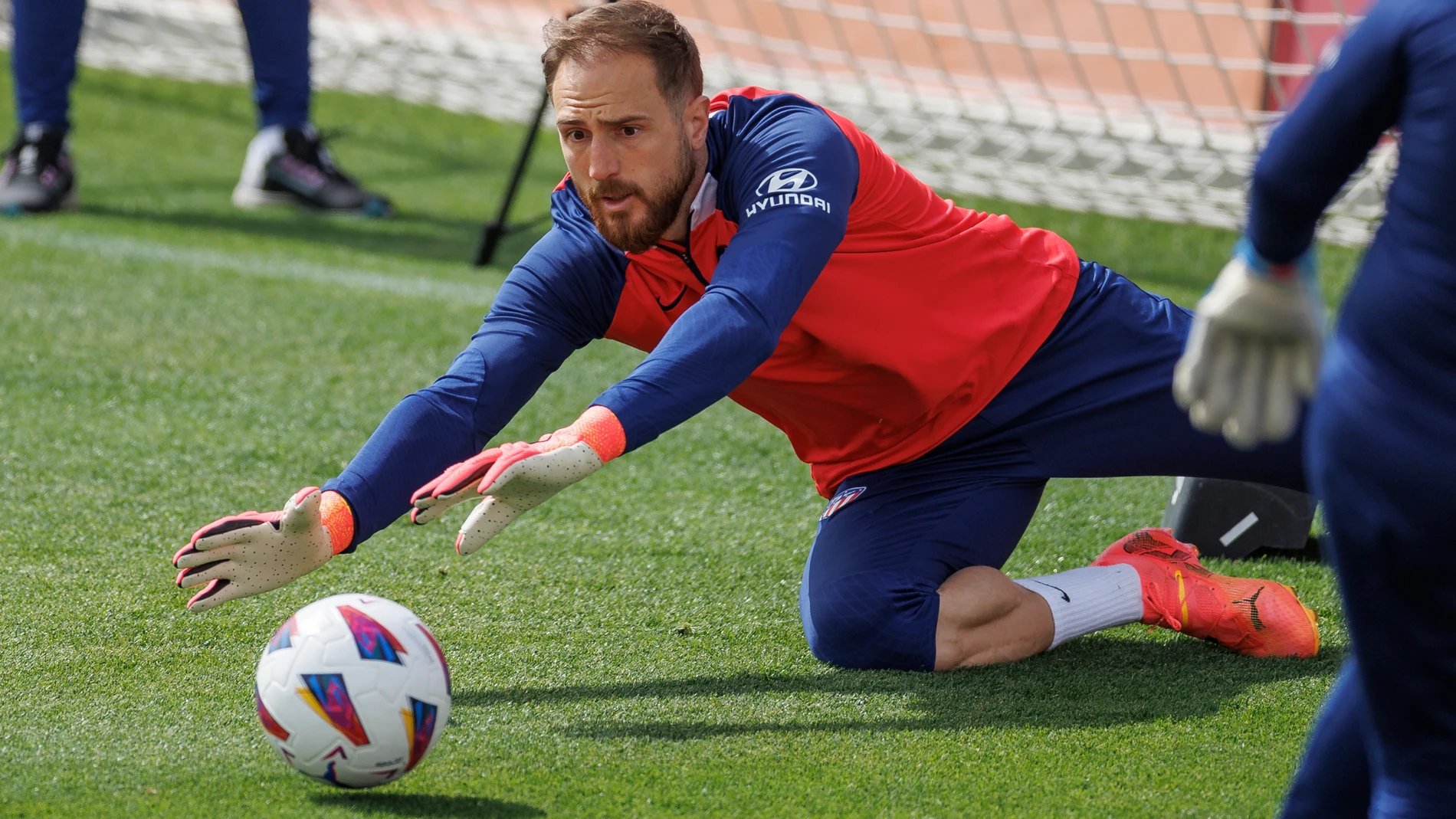 MAJADAHONDA (MADRID), 26/04/2024.-El portero esloveno del Atlético de Madrid Jan Oblak, durante el entrenamiento en la Ciudad Deportiva Wanda en Majadahonda (Madrid), preparatorio del partido de mañana sábado frente al Athletic Club. EFE/Rodrigo Jiménez