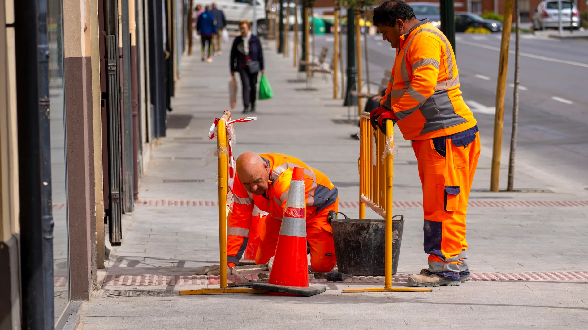 TERUEL, 26/04/2024.- El número de ocupados en España disminuyó en 139.700 personas en el primer trimestre de este año respecto al anterior, hasta los 21,25 millones, mientras que el desempleo subió en 117.000, hasta los 2,97 millones, con lo que la tasa de desempleo aumentó al 12,29 %.El paro descendió en Aragón en el primer trimestre del año en 1.300 personas, un 2,43 % respecto al trimestre anterior, hasta situar el número total de desempleados en 53.900. En la foto, trabajadores reparan un...