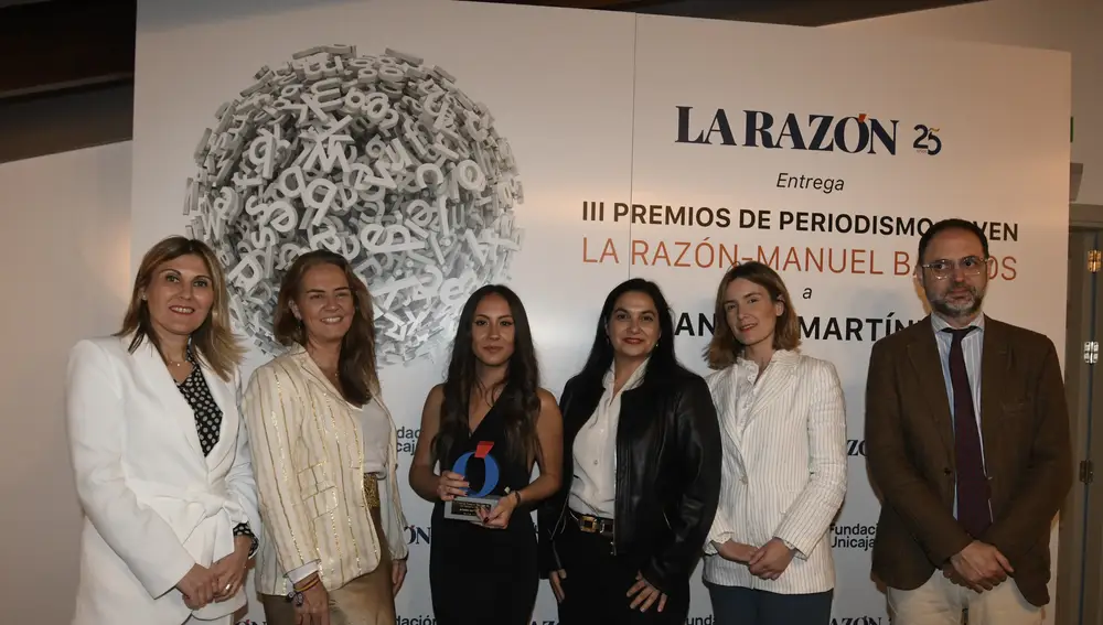 Sandra Martínez, ganadora de tercera edición, junto con el jurado y el delegado de LA RAZÓN en Andalucía, José Lugo