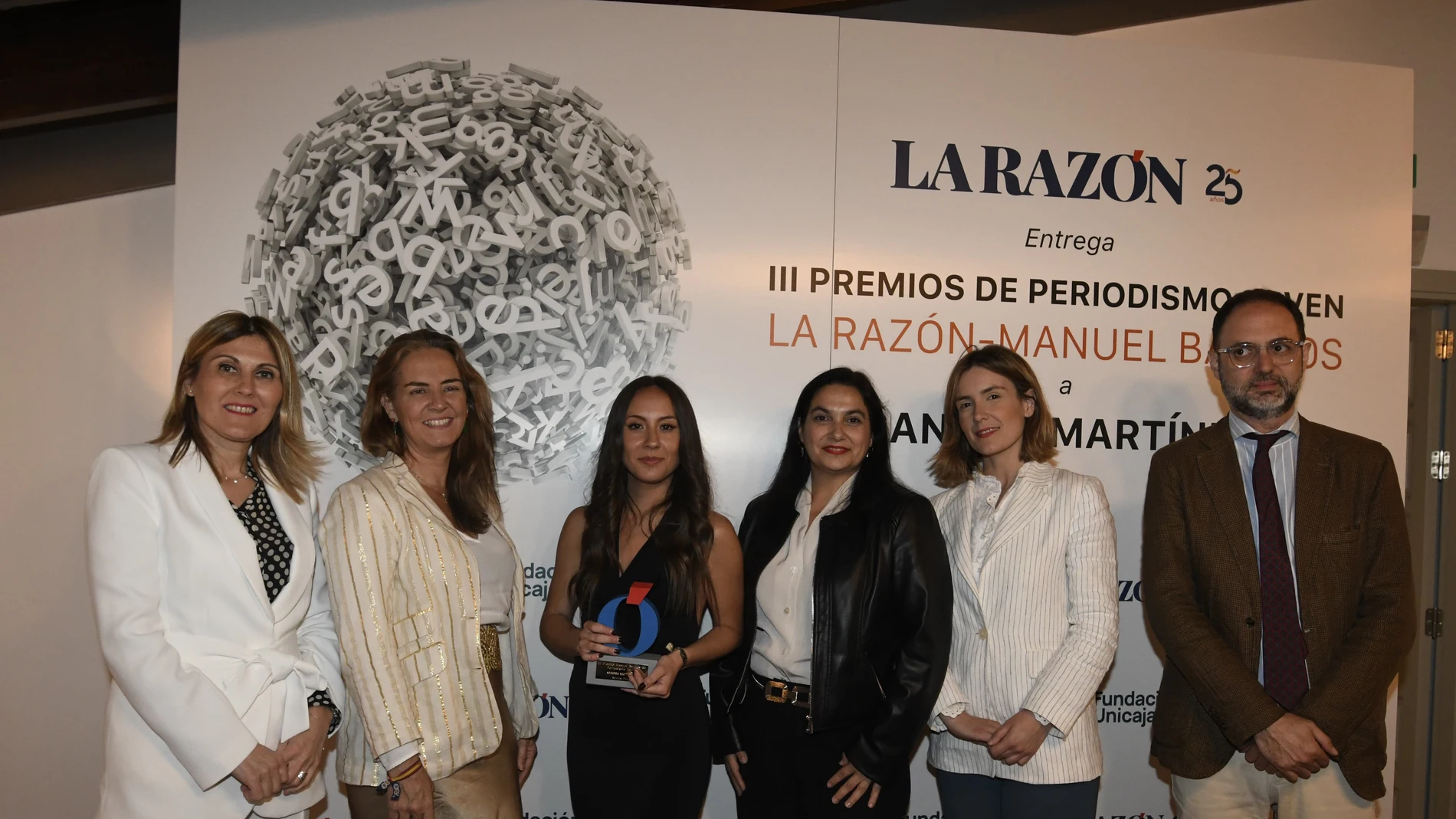 Sandra Martínez, ganadora de tercera edición, junto con el jurado y el delegado de LA RAZÓN en Andalucía, José Lugo