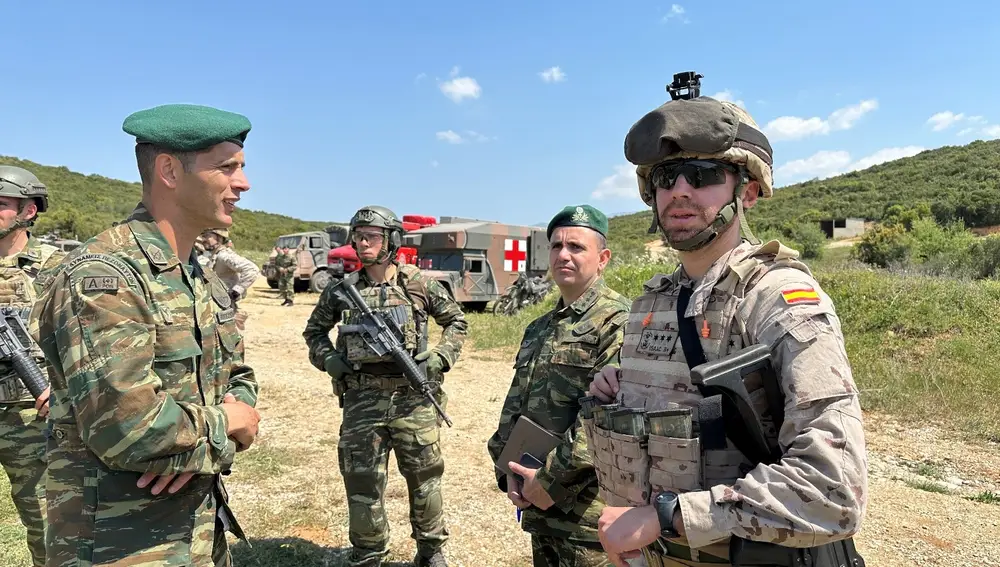 Militares españoles y griegos durante las maniobras
