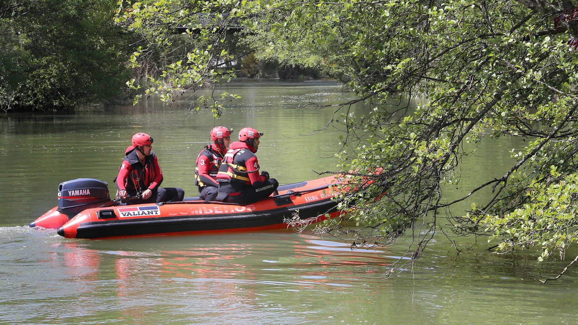 Los bomberos profesionales del parque de Palencia participan en el dispositivo de búsqueda de un hombre de 93 años con movilidad reducida que lleva un día desaparecido, en la imagen inspeccionan la orilla del río Carrión a su paso por la capital