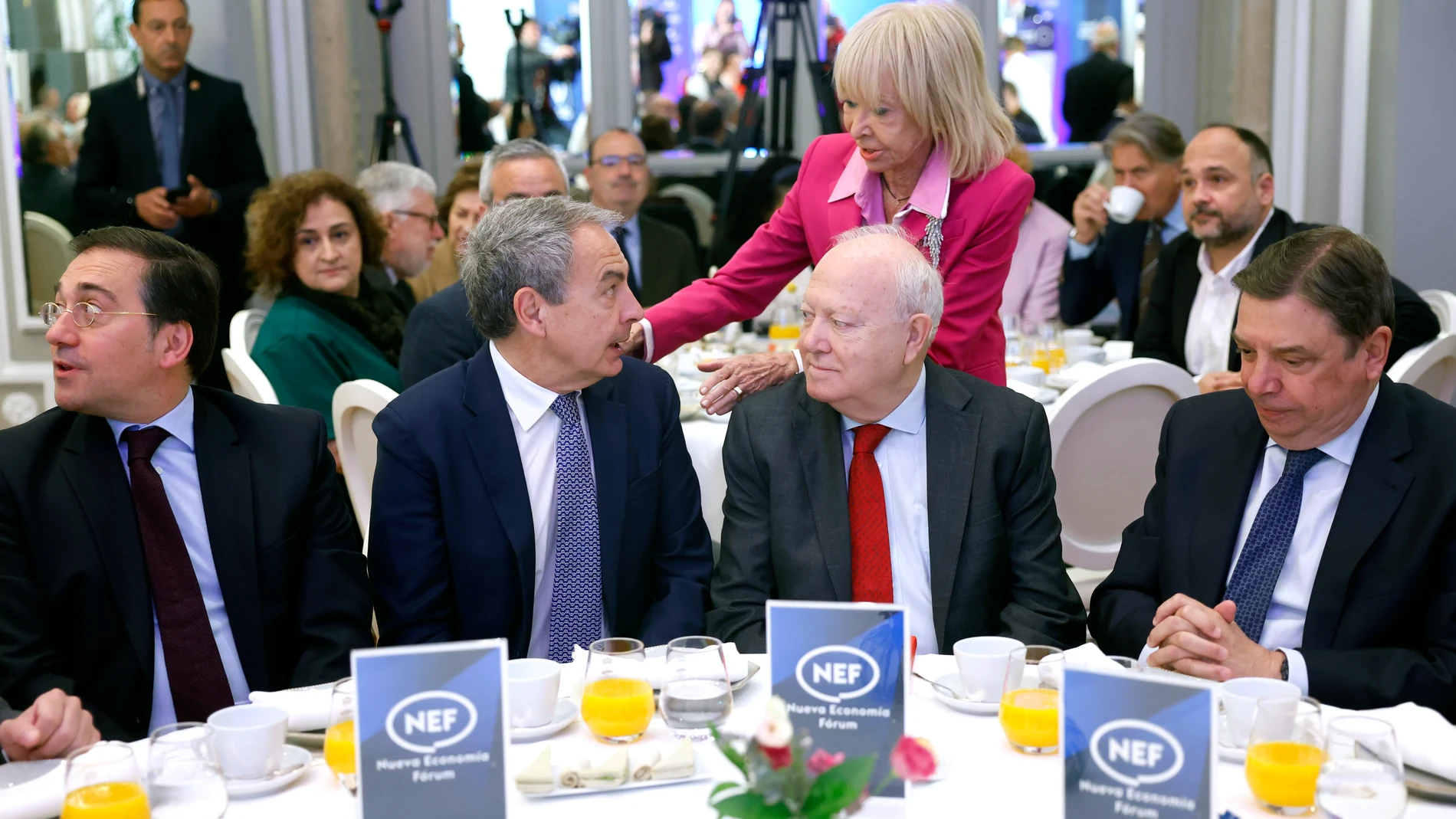MADRID, 26/04/2024.- Al exministro de Asuntos Exteriores y actual secretario general de la Alianza de Civilizaciones, Miguel Ángel Moratinos (2d), acompañado por (de izq a der) el ministro de Exteriores, José Manuel Albares; el expresidente del Gobierno José Luis Rodríguez Zapatero; la exvicepresidenta del Gobierno María Teresa Fernández de la Vega, y el ministro de Agricultura, Pesca y Alimentación, Luis Planas, mientras protagoniza un desayuno informativo este viernes en Madrid. EFE/ Maris...