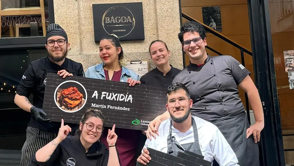 Personal de 'Bágoa Gastrobar' celebra el premio.