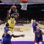 LeBron intenta anotar en el aro de los Nuggets