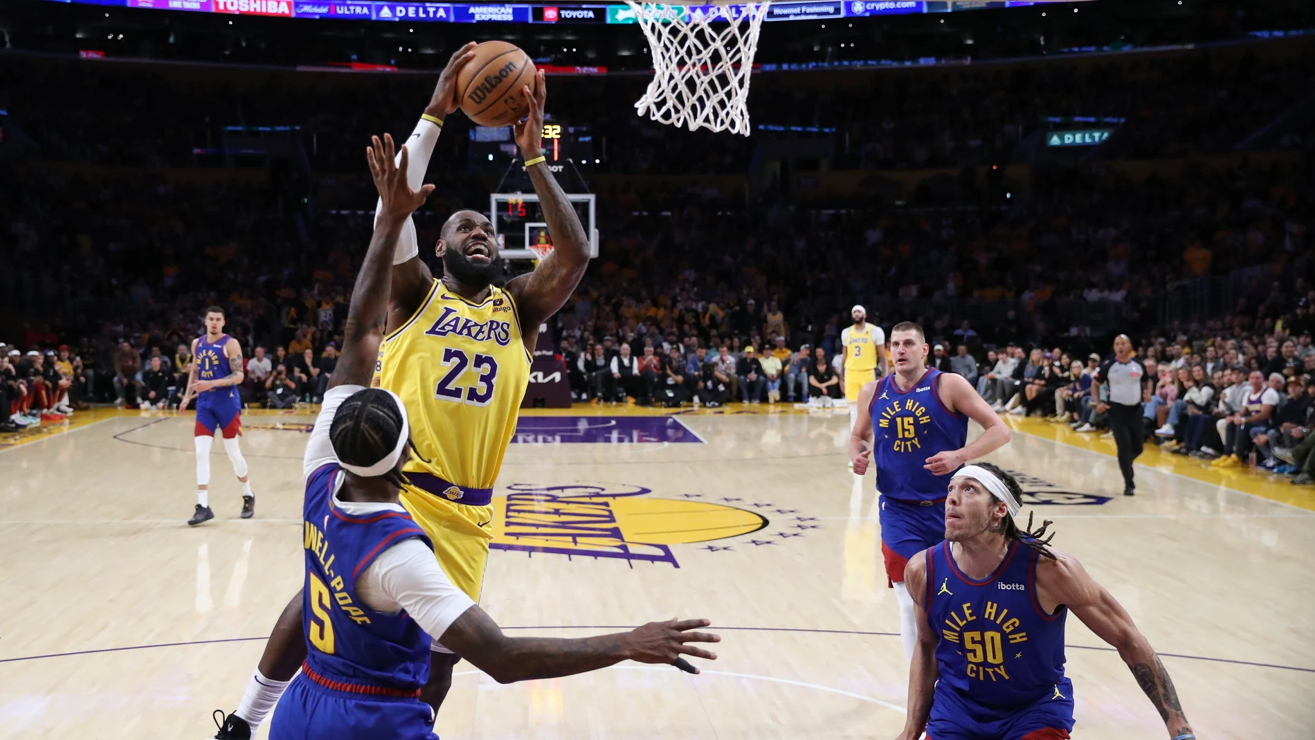LeBron intenta anotar en el aro de los Nuggets