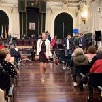 Una de las diputadas socialistas abandonando la sesión. 