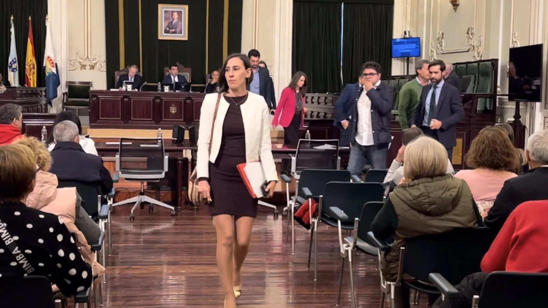 Una de las diputadas socialistas abandonando la sesión.