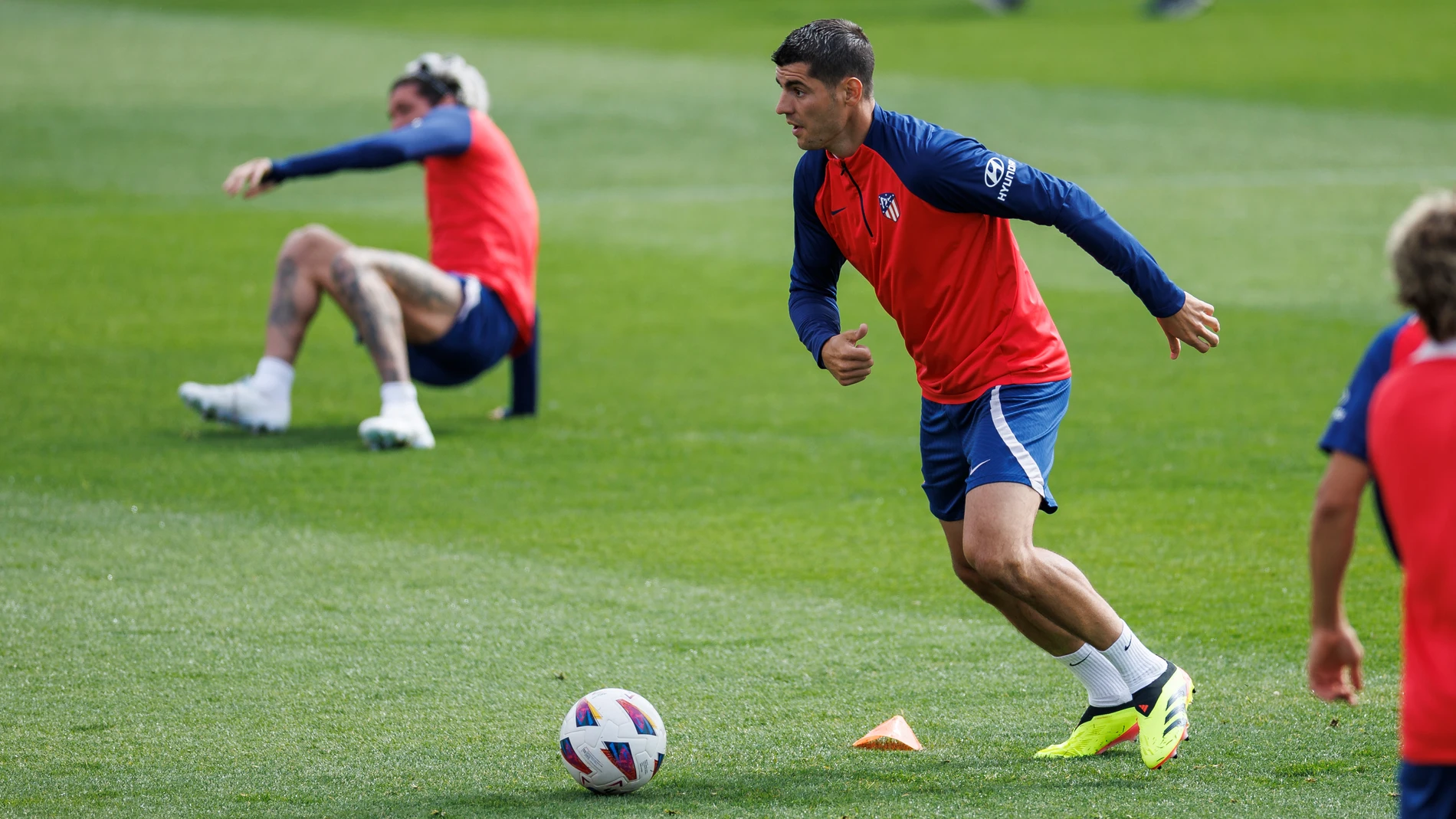 MAJADAHONDA (MADRID), 26/04/2024.-El delantero del Atlético de Madrid Álvaro Morata, durante el entrenamiento en la Ciudad Deportiva Wanda en Majadahonda (Madrid), preparatorio del partido de mañana sábado frente al Athletic Club. EFE/Rodrigo Jiménez