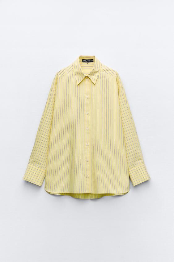Camisa de rayas verticales.