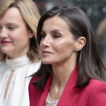 La Reina Letizia con vestido rosa.