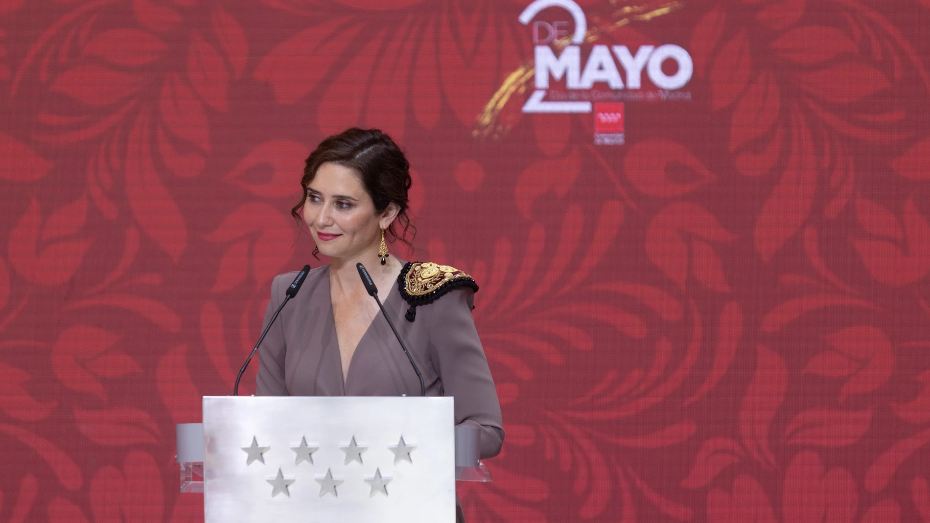 La presidenta de la Comunidad y candidata del PP a la reelección, Isabel Díaz Ayuso, interviene durante la ceremonia de imposición de Medallas de la Comunidad de Madrid y condecoraciones de la Orden del Dos de Mayo, con motivo del Día de la Comunidad de Madrid, en la Real Casa de Correos