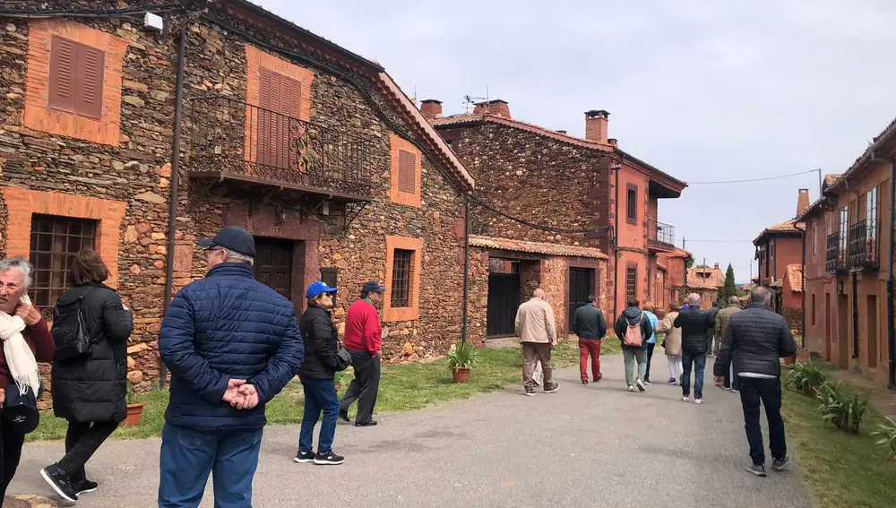 Una ruta por Riaza pone el broche final a la visita de los canarios a Segovia