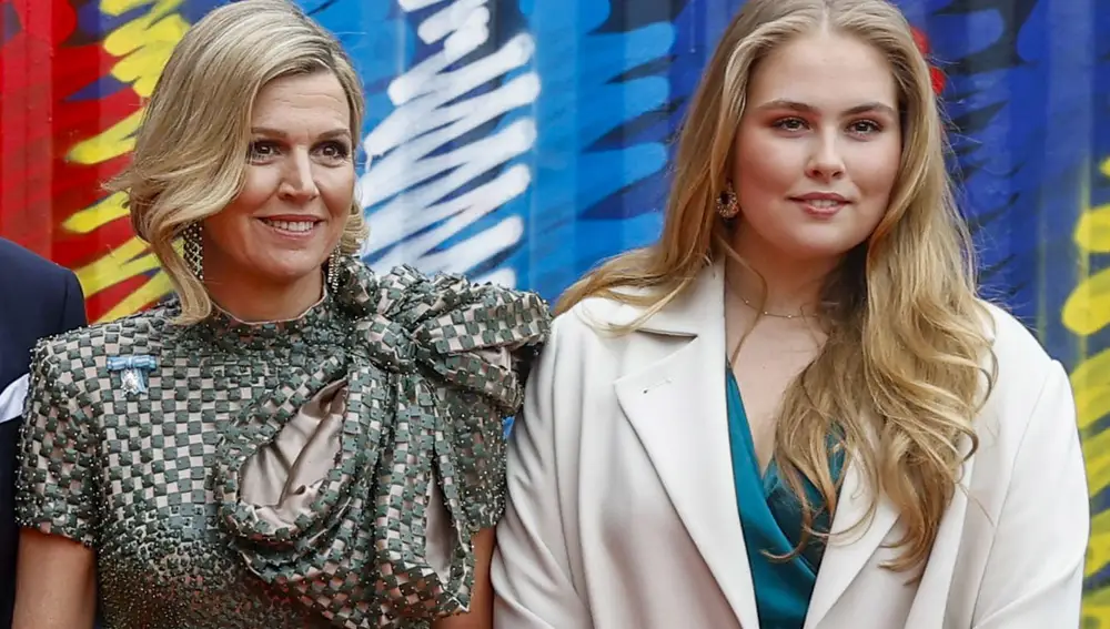 La reina Maxima de Holanda, y la princesa heredera, Catalina Amalia de Orange, durante su visita a la exposición de arte contemporáneo en el Straat Museum de Ámsterdam