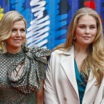 La reina Maxima de Holanda, y la princesa heredera, Catalina Amalia de Orange, durante su visita a la exposición de arte contemporáneo en el Straat Museum de Ámsterdam