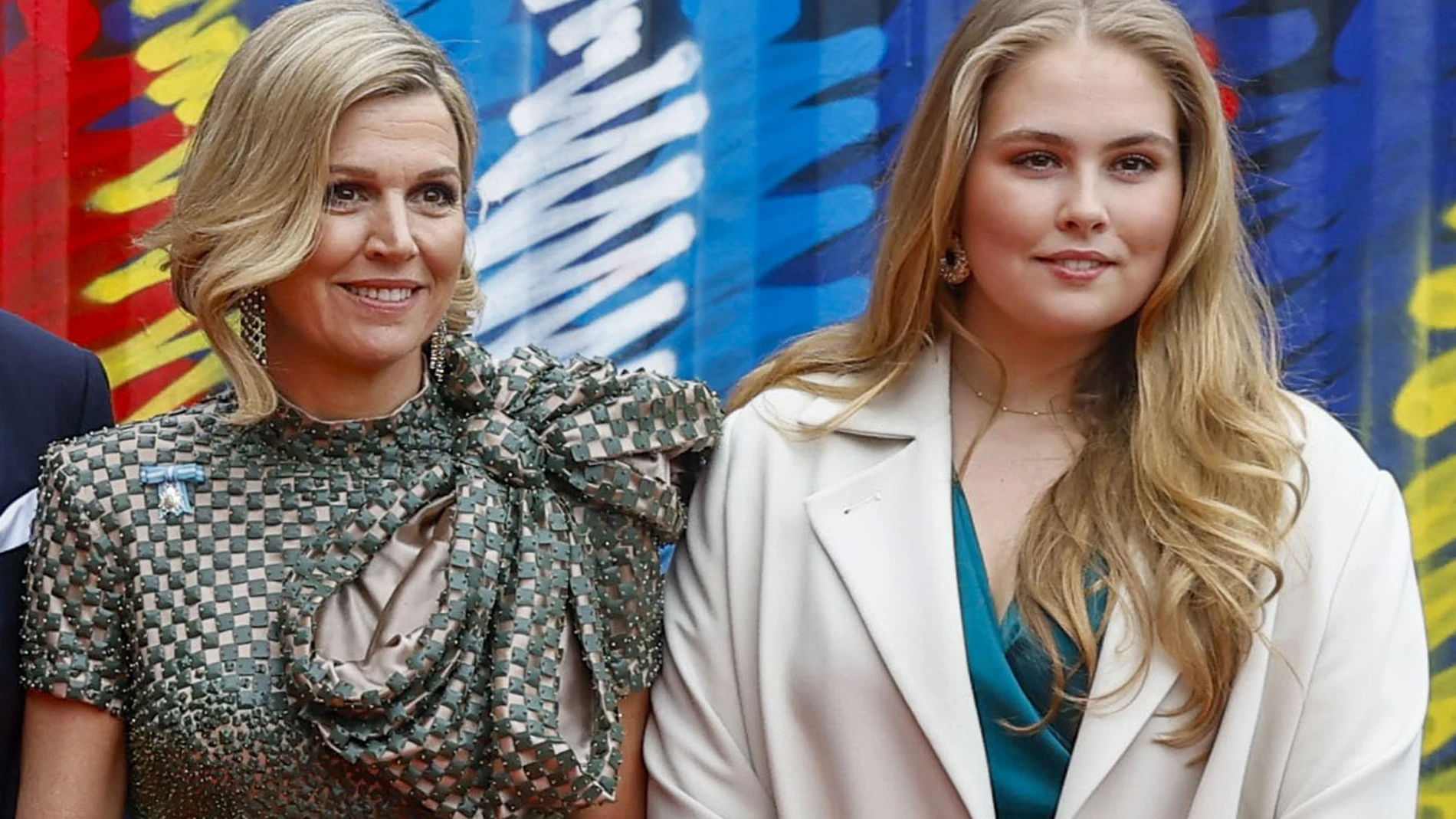 La reina Maxima de Holanda, y la princesa heredera, Catalina Amalia de Orange, durante su visita a la exposición de arte contemporáneo en el Straat Museum de Ámsterdam