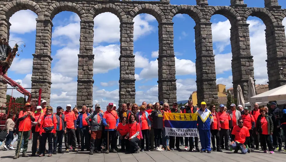 Visitantes canarios junto al acueducto de Segovia