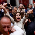 El Comité Federal del PSOE interrumpe el acto para salir a la calle con los militantes