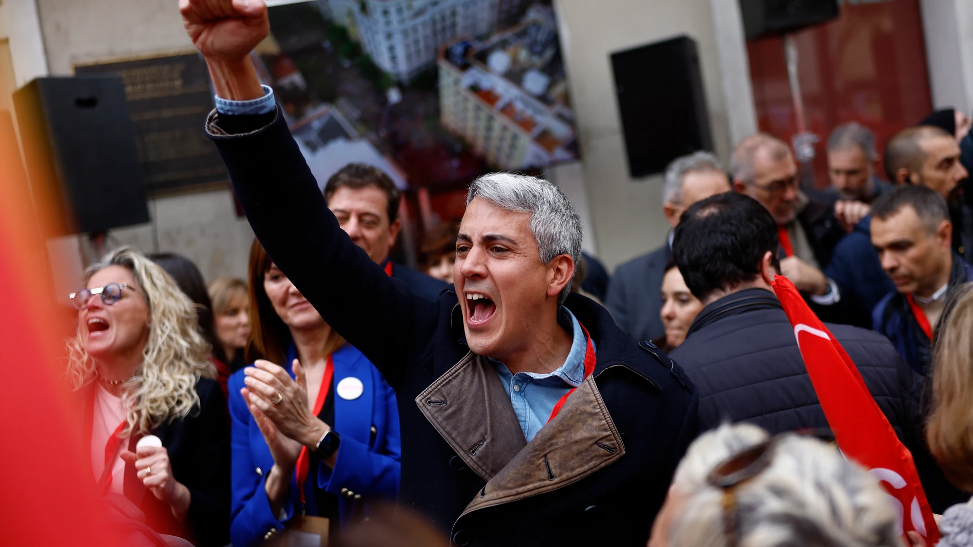 MADRID, 27/04/2024.- El secretario general del PSC-PSOE de Cantabria Pablo Zuloaga (c) saluda a un grupo de simpatizantes tras interrumpir el acto los líderes socialistas presentes en el Comité Federal del PSOE y salir a la calle para acompañar a los miles de militantes que desde primera hora siguen las intervenciones por pantallas habilitadas, este sábado en la calle Ferraz, de Madrid. EFE/ Rodrigo Jiménez