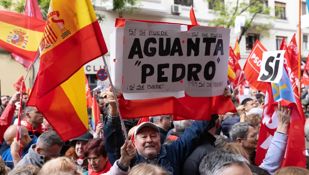 Manifestación en Ferraz en apoyo de Pedro Sánchez