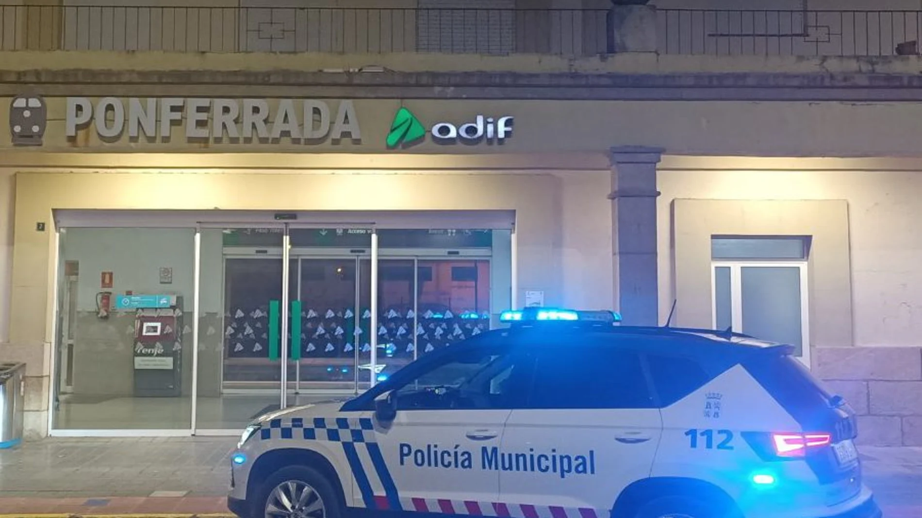 Coche patrulla de la Policía Local de Ponferrada de vigilancia