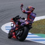 Jorge Martín saluda al público de Jerez tras su triunfo en el Sprint