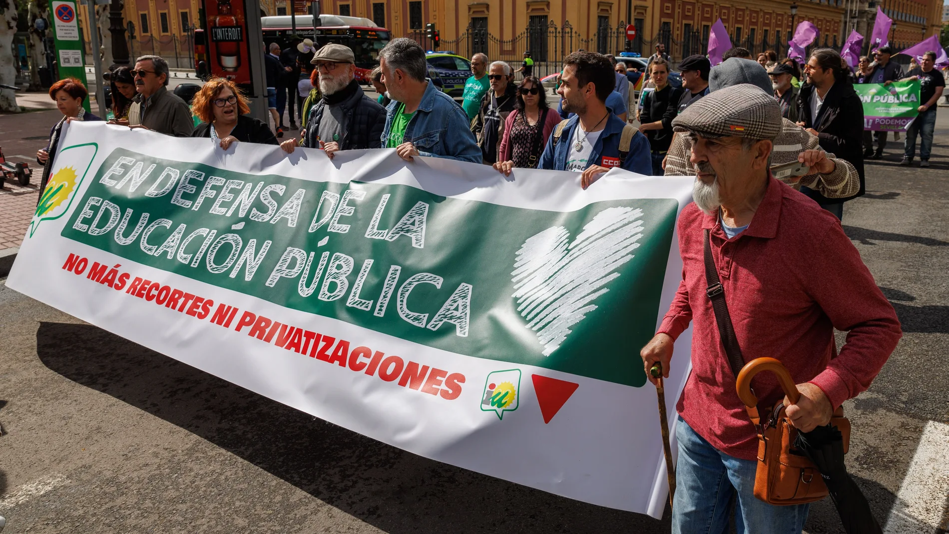 nifestantes convocados por la Marea Verde por la Educación Pública, iniciando la marcha de protesta hoy ante el Palacio de San Telmo