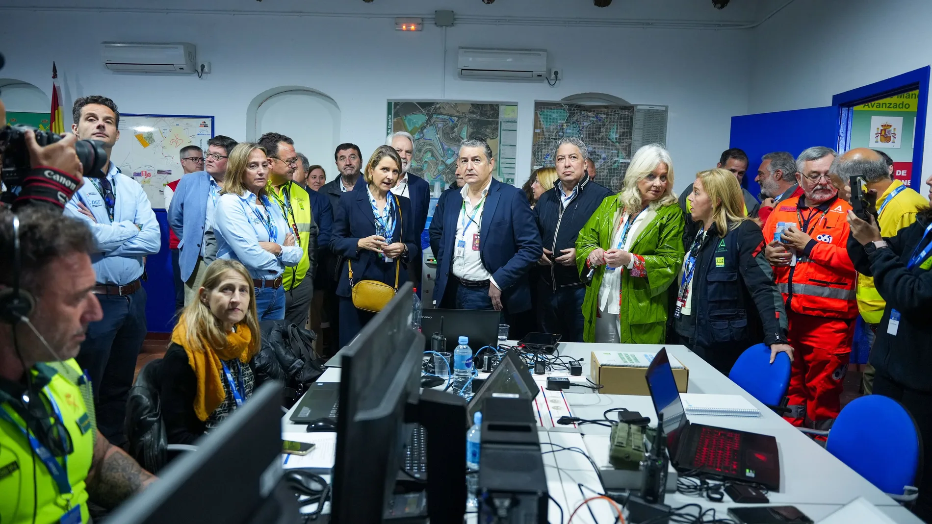 El consejero de la Presidencia, Interior, Diálogo Social y Simplificación Administrativa, Antonio Sanz, visita el Puesto de Mando del Gran Premio de Jerez de la Frontera (Cádiz).