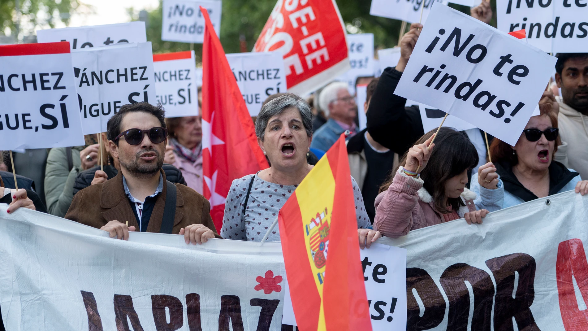 Decenas de personas durante una manifestación en apoyo a Pedro Sánchez, a 28 de abril de 2024, en Madrid (España). La manifestación se ha convocado bajo el lema ‘Sus chantajes, sus bulos y su mafia no pueden contra la democracia y contra el pueblo’ en apoyo al presidente del Ejecutivo, Pedro Sánchez, tras publicar el pasado 24 de abril una carta donde anunciaba su intención de meditar si continuar en el Gobierno y cancelaba durante cuatro días su agenda pública por la apertura de una investig...