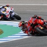 Marc Márquez y Pecco Bagnaia, durante su duelo en Jerez