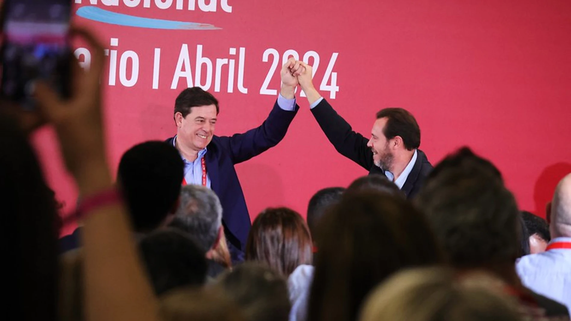 Besteiro, acompañado de Óscar Puente.